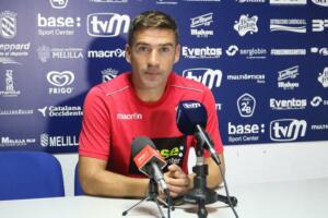 El técnico azulino durante la rueda de prensa de ayer