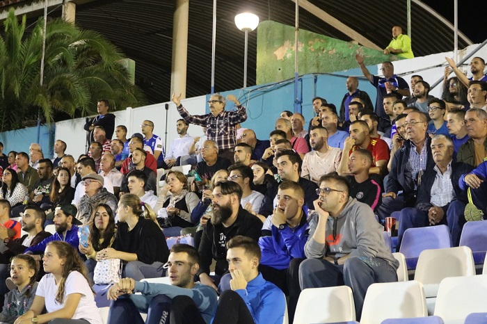 Los aficionados melillenses asistieron el pasado miércoles al encuentro de Copa del Rey ante el Ontiyent, rival al que la U.D. Melilla eliminó