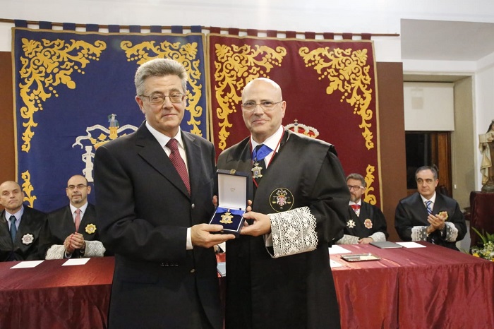 Entrega de la medalla de oro del Colegio al hijo de Manuel Alonso-Olea