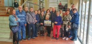Los almerienses quisieron tener un detalle con la viceconsejera de Acción Social, Francisca Conde, a la que regalaron una bonita pintura obra de un integrante del grupo