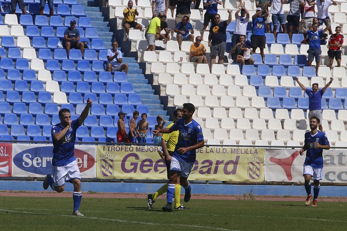 El futbolista granadino de la U.D. Melilla celebra uno de los goles conseguidos en la presente temporada, concretamente ante la Balompédica Linense