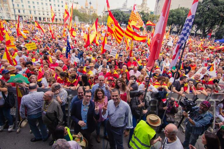 El mensaje se ha dado a conocer además tras la participación destacada de VOX en una manifestación multitudinaria en Barcelona a favor de la unidad nacional y en contra de los independentistas