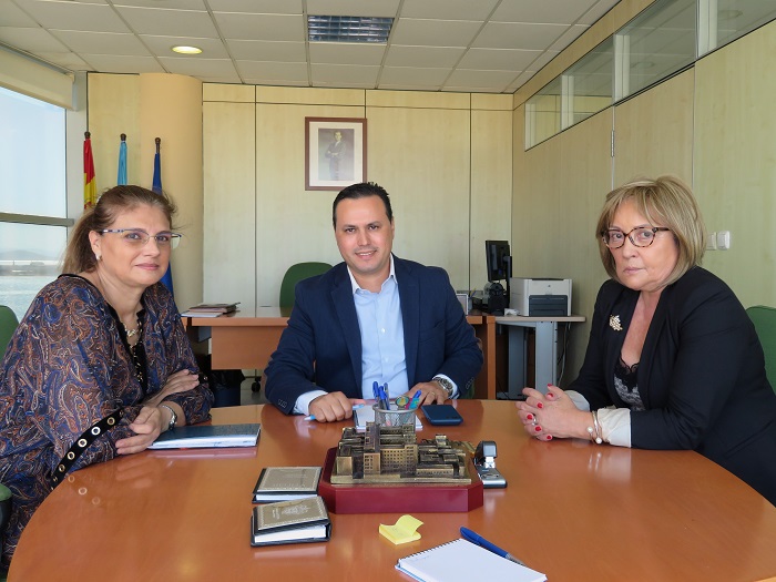 Encuentro del nuevo director territorial con las responsables de la AECC en Melilla