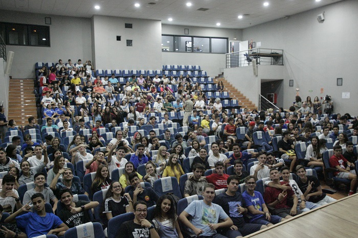 350 alumnos de Bachillerato de distintos centros disfrutaron ayer en el PEC de la ponencia de Miguel Lorente