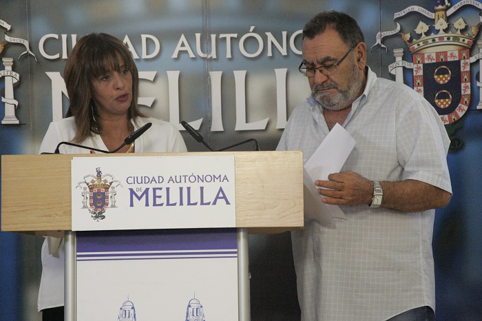 La consejera de Cultura, Fadela Mohatar, junto al secretario de la Uned, Pepe Megías
