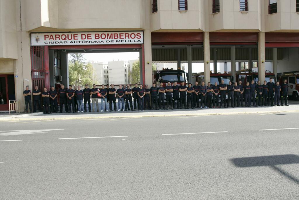 Los Bomberos de Melilla guardaron ayer un minuto de silencio por su compañero fallecido en Málaga