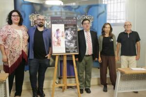 Ceres Machado y Álvaro Sola de Sibila Teatro, el viceconsejero de Festejos y miembros de Mirrolde Teatro