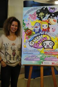 Isabel Moreno, junto al cartel anunciador