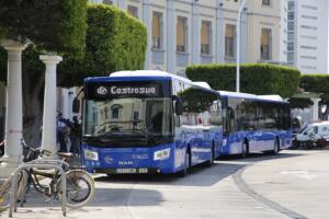 Dos de los autobuses nuevos en la Plaza de España