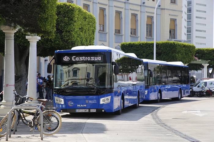 Dos de los autobuses nuevos en la Plaza de España
