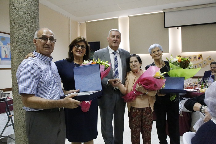 El consejero Ventura, la viceconsejera Francisca Conde, los homenajeados y la abuela del centro