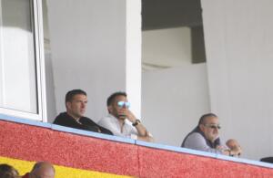 Carrión, entrenador del Melilla, vio el encuentro desde el palco, junto al gerente, David Torices ‘Dupi’
