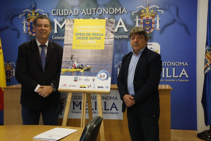 Antonio Miranda y Víctor Fernández posando con el cartel anunciador de la prueba