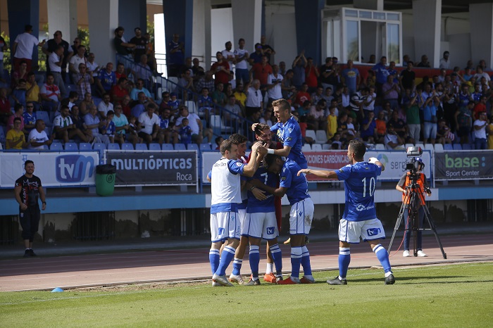 Los jugadores de la U.D. Melilla celebran el 1-0 conseguido por Igor Martínez