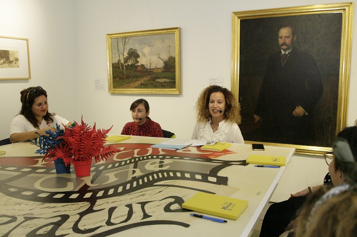 La viceconsejera de la Mujer, junto a las ponentes de la mesa redonda sobre arte