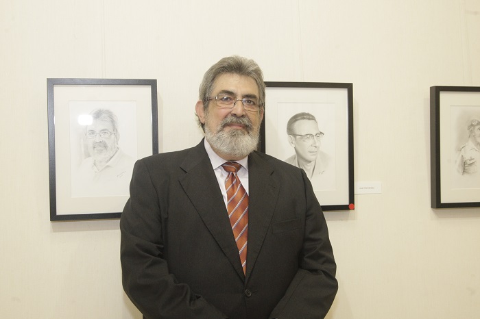 Imagen del melillense Rafael Hernández en una de sus exposiciones de dibujos en la Sala de Exposiciones del Club