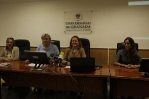 José Luis Belmonte, portavoz de SATE-STEs, y Alicia Benarroch, decana de la Facultad de Ciencias de la Educación y del Deporte