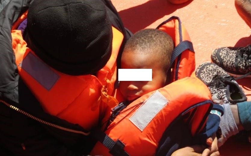 Imagen de archivo de un niño en una de las pateras que alcanzó las costas españolas