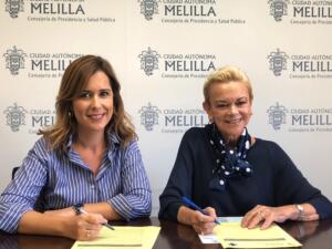 Momento de la firma entre la consejera y la presidenta de la Hermandad