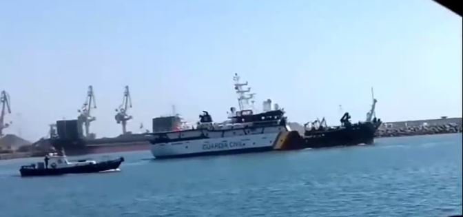 Los 55 inmigrantes a los que se ha aplicado el acuerdo bilateral fueron trasladados por el buque oceánico Río Miño de la Guardia Civil, tal y como se ve en esta imagen de Onda Cero Melilla