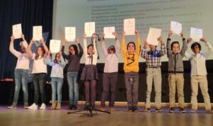 Varios grupos de alumnos recibiendo sus diplomas tras superar el prestigioso examen de Trinity College London