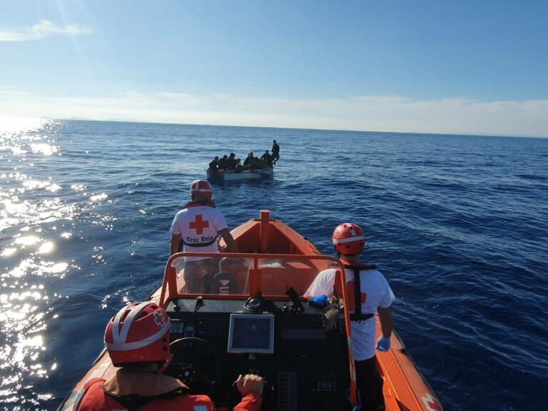 Salvamento Marítimo ha rescatado a lo largo de la jornada de este viernes, 12 de octubre, a un total de 469 personas que viajaban en pateras localizadas por el mar de Alborán