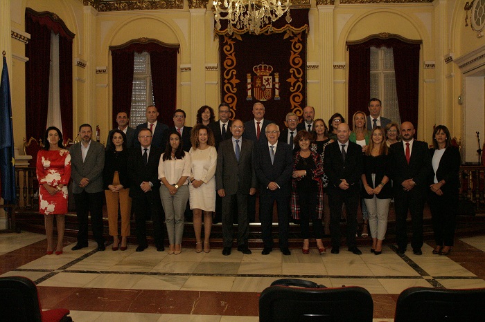 Foto de familia del presidente del Senado, la Asamblea y el Gobierno de Melilla