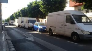 Seis camiones en un tramo de apenas 100 metros en la calle Jiménez e Iglesias, este lunes
