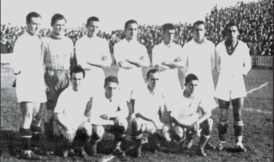 Primer partido de fútbol celebrado por el Real Madrid en Melilla, en el año 1944. Campo de La Hípica. Alineación de pie por la izquierda a derecha: 1,-Cortés, 2.-Bañón, 3.-Martín, 4.-Clemente, 5.-(X), 6.-Benavente, 7.-Corona; agachados, 8.- Félix Huete, 9.-(X), 10.-Pedrín, 11.-Pruden.