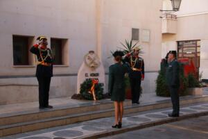 La Guardia Civil realizando el homenaje en el monolito de la Comandancia