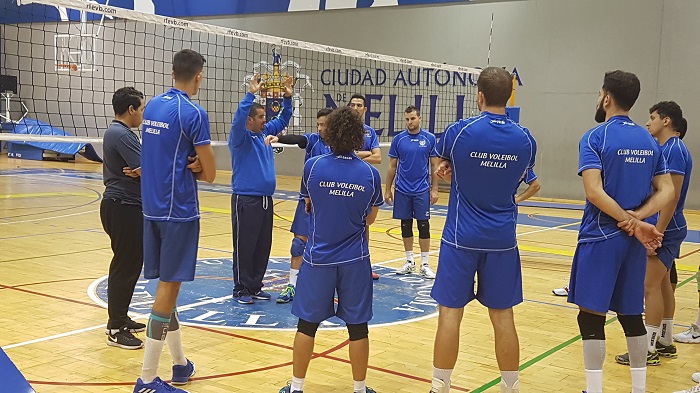 El nuevo entrenador del Club Voleibol Melilla, Salim Abdelkader, dirigió el pasado martes, por primera vez, a la plantilla en el Pabellón Guillermo García Pezzi