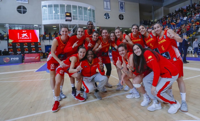 Las jugadoras españolas festejaron la victoria sobre el parquet del Pabellón Javier Imbroda