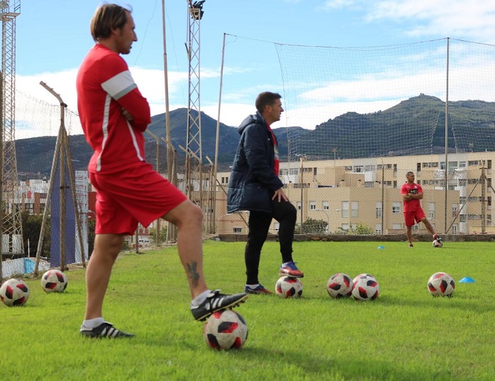 Carrión, entrenador del Melilla, en la sesión de entrenamiento en el anexo