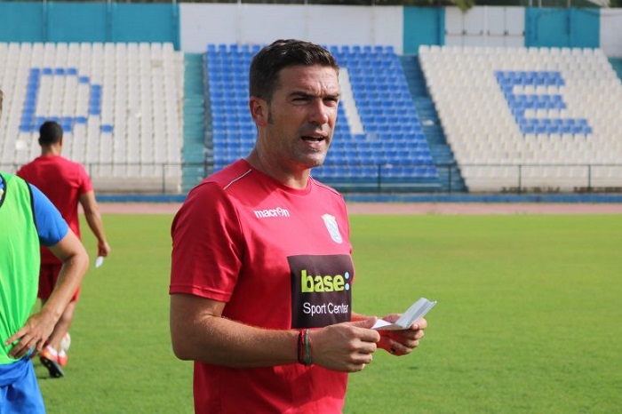 Luis Miguel Carrión, entrenador de la U.D. Melilla, no quiere confianzas ante el colista
