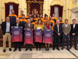 Foto de grupo de la comitiva del CAM Enrique Soler junto a Juan José Imbroda e Isabel Moreno