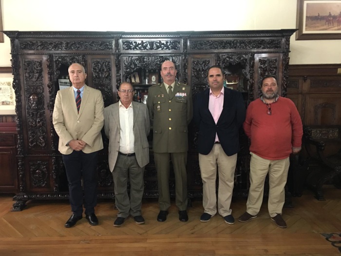 Una comitiva de la APDM acudió también ayer a entrevistarse con el comandante general de Melilla