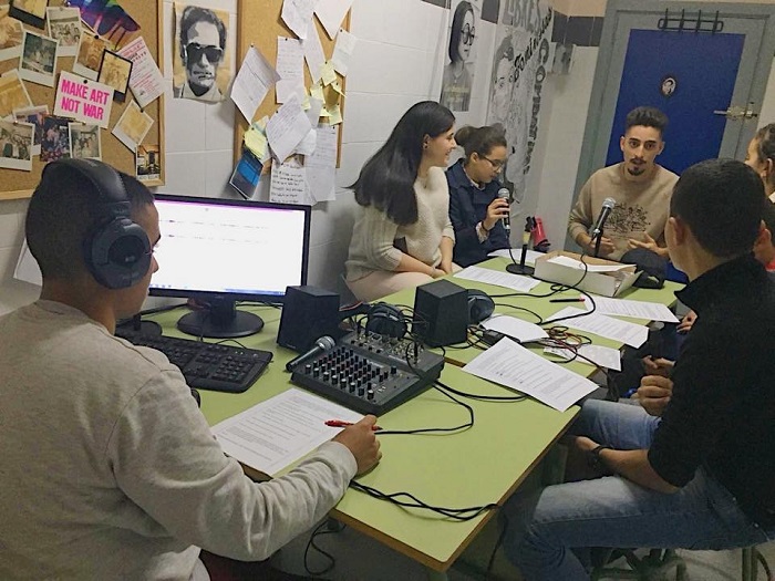 Los jóvenes entrevistaron al cantante Durazzo Lupo en uno de sus programas