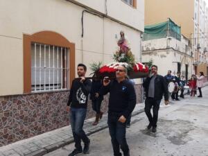 La imagen de Santa Cecilia, patrona de los músicos, meciéndose al ritmo de pasodoble por las calles aledañas a la Escuela de Música