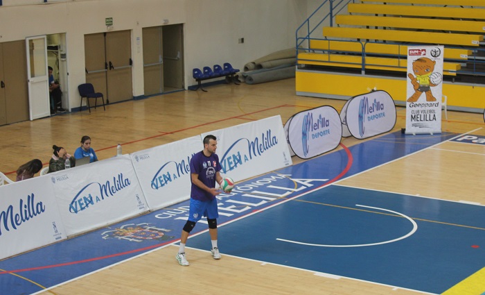 El jugador andaluz del Club Voleibol Melilla, en un saque del partido ante el Ibiza