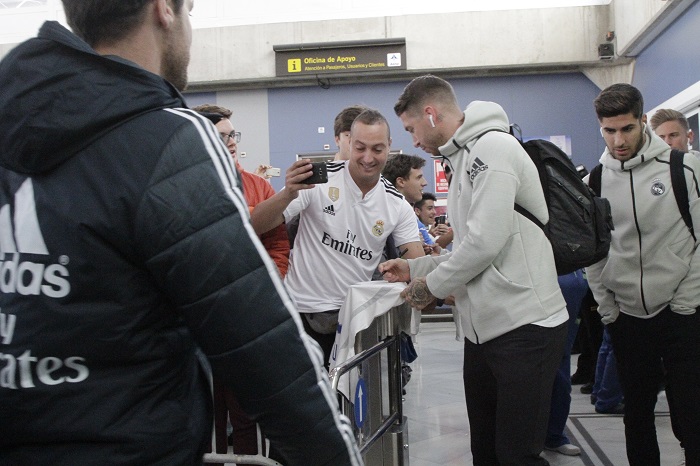 Sergio Ramos, capitán del Real Madrid, firma en una camiseta de un aficionado