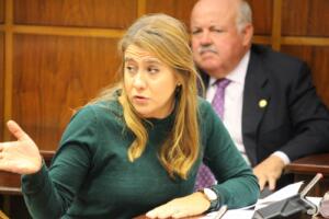 La senadora por Melilla interviene y justo detrás está su compañera por Ceuta