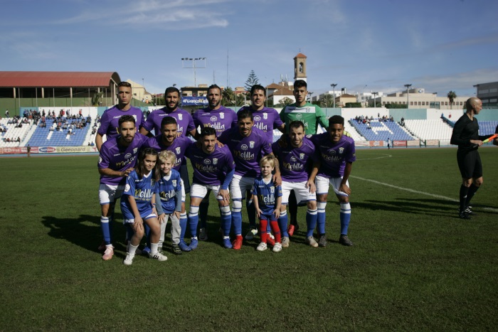 La U.D. Melilla se fotografió ayer con una equipación violeta, con motivo del Día Internacional contra la Violencia de Género