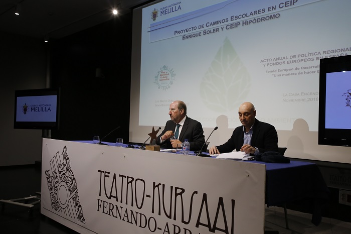 El consejero de Coordinación y Medio Ambiente, Manuel Ángel Quevedo, con el trofeo
