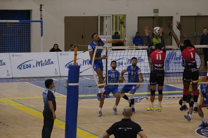 Ouafi Hamza, opuesto del Club Voleibol Melilla, en una acción de ataque