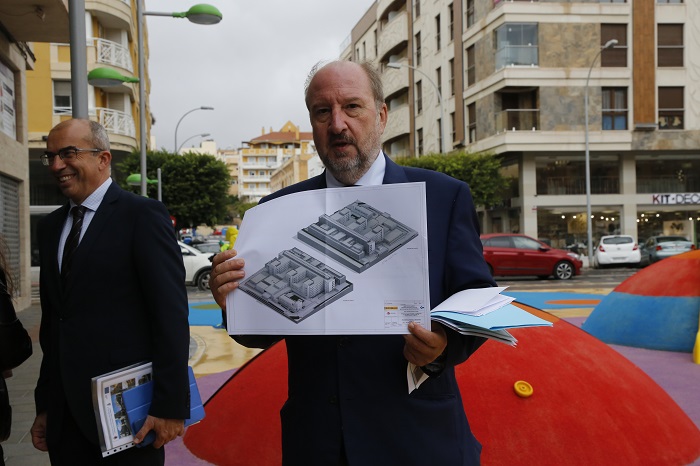 Manuel Ángel Quevedo, consejero de Medio Ambiente, muestra el nuevo hospital
