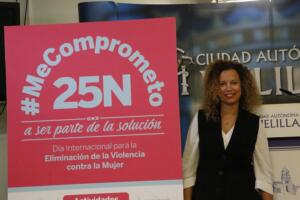 La viceconsejera de Juventud y Mujer, Isabel Moreno, con el cartel de este año del 25N