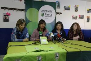 Rocío Matesanz, la consejera de Cultura, Cristina Casado y Mariló Navarro ayer en Aspanies