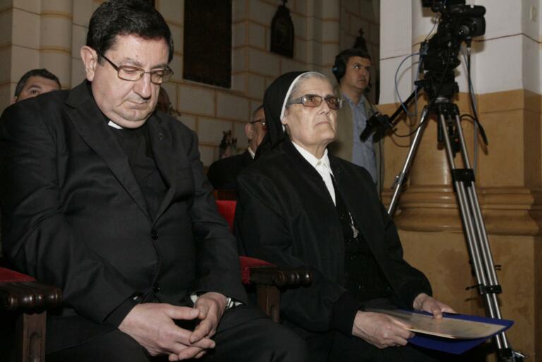 La religiosa Sor Adelina Sánchez Vela acompañada del anterior vicario, Roberto Rojo