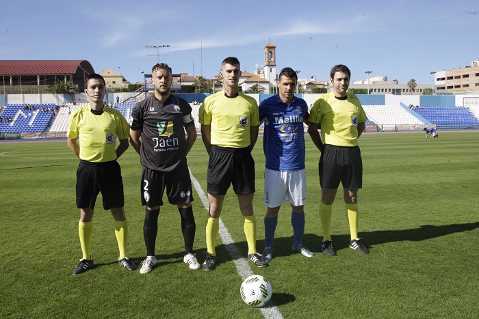 Roberto Carralero, el primero por la izquierda, como segundo árbitro asistente en Melilla