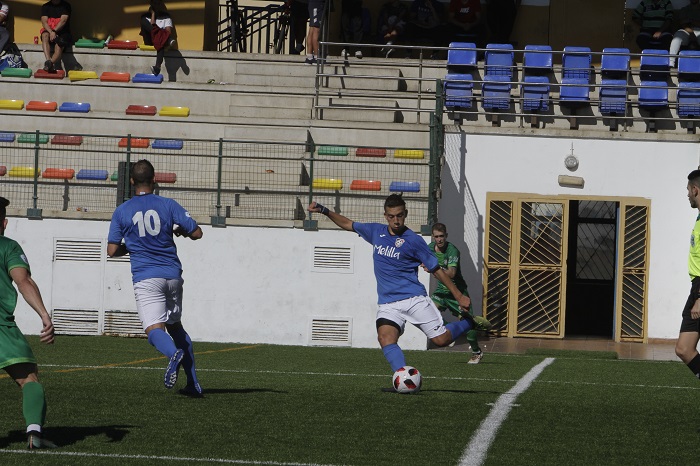 Simo, jugador del River Melilla, en uno de los encuentros de la presente temporada en el Campo de La Espiguera